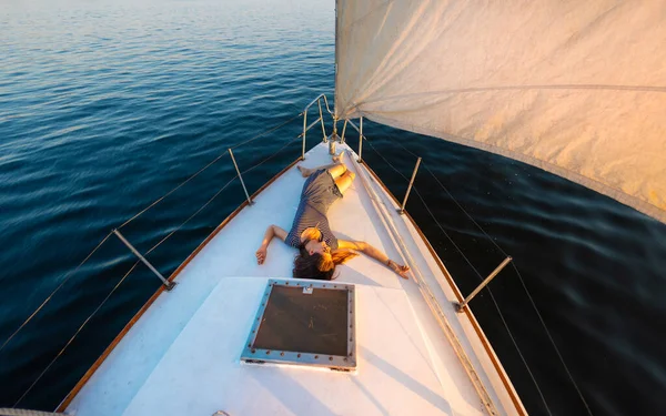 乘游艇旅行 女孩在船上放松了下来 在一艘白色游艇的甲板上休息 — 图库照片
