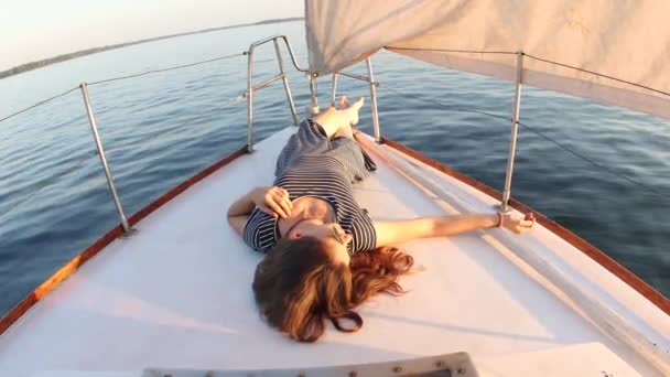 Reise Auf Einer Jacht Mädchen Entspannt Sich Auf Dem Schiff — Stockvideo