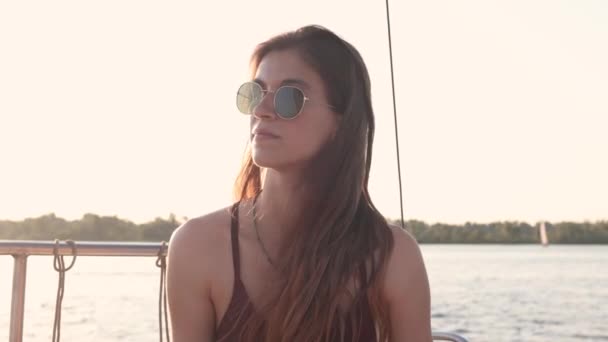 Flickan Kontrollerar Yachten Porträtt Vacker Flicka Yacht När Reser — Stockvideo