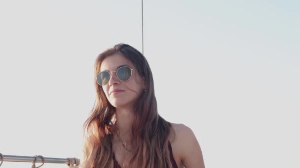 Дівчина Контролює Яхту Портрет Красивої Дівчини Яхті Під Час Подорожі — стокове відео