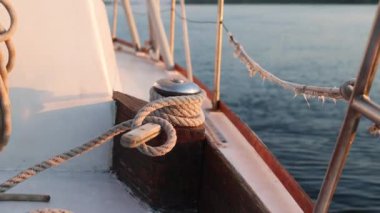 Yat kordonu kolu, beyaz yelken arka planında ip tutucu.