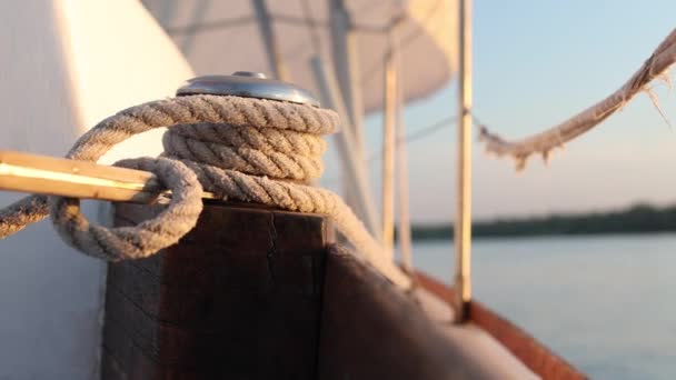 Närbild Yacht Sladd Vev Rep Hållare Vit Segel Bakgrund — Stockvideo