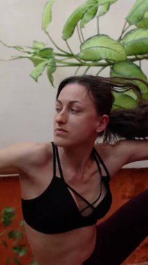 sağlıklı ve güzel vücut konsepti. Güzel esmer kadın meditasyon yapıyor, evde yoga yapıyor. Formda ve sağlıklı kalmak.