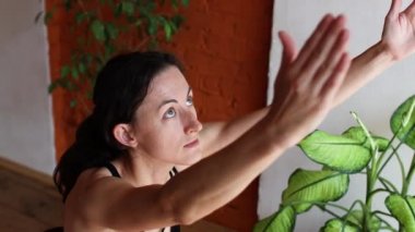 sağlıklı ve güzel vücut konsepti. Güzel esmer kadın meditasyon yapıyor, evde yoga yapıyor. Formda ve sağlıklı kalmak.