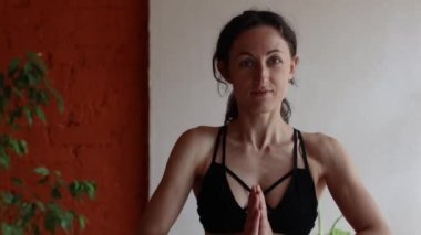 sağlıklı ve güzel vücut konsepti. Güzel esmer kadın meditasyon yapıyor, evde yoga yapıyor. Formda ve sağlıklı kalmak.
