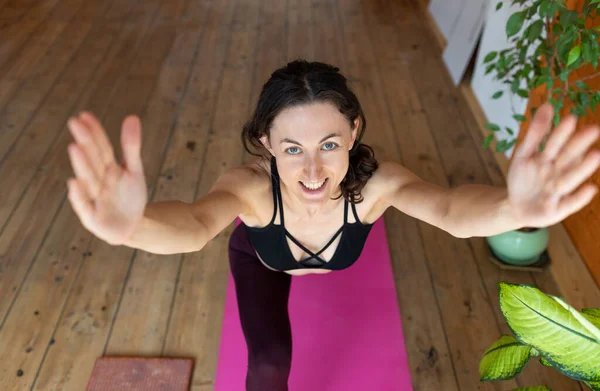 Concepto Cuerpo Sano Hermoso Hermosa Morena Fitness Mujer Meditar Haciendo —  Fotos de Stock