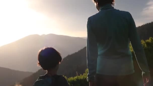Ein Junge Läuft Mit Seiner Mutter Auf Einem Bergweg Eine — Stockvideo