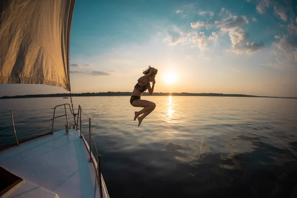 Dívka Skočí Vody Plachetnice Při Západu Slunce Odpočiň Vodě Zábava — Stock fotografie