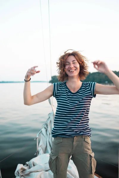 ヨットで遊ぶ若い女性海と空を背景にした女性の肖像画水の上でのレクリエーション — ストック写真