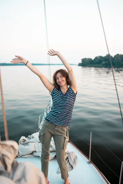 ヨットで笑顔の女の子 ヨットで楽しんでいる若い女性 海と空を背景にした女性の肖像画 — ストック写真