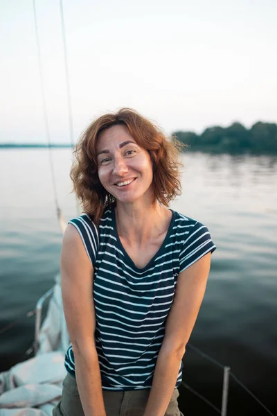 Leende Flicka Yacht Ung Kvinna Som Har Roligt Yacht Porträtt — Stockfoto