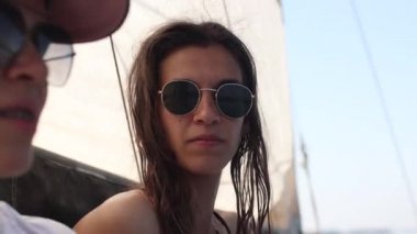 Kızlar bir yatta dinleniyor, iki gülümseyen kadın bir yatta eğleniyor, yaz tatili, suda bir parti..