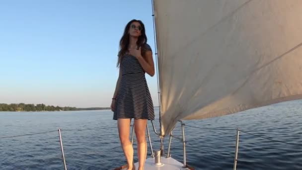Reise Auf Einer Jacht Steht Das Mädchen Auf Dem Bug — Stockvideo