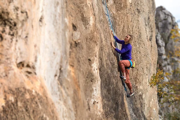 Doğada Kaya Tırmanışı Kız Sigortalı Bir Şekilde Uçuruma Tırmandı Hindide — Stok fotoğraf