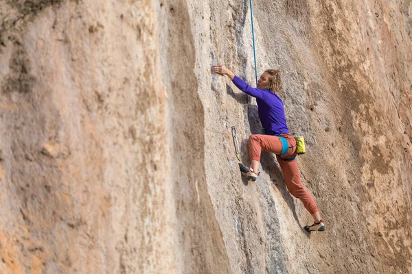 Doğada Kaya Tırmanışı Kız Sigortalı Bir Şekilde Uçuruma Tırmandı Hindide — Stok fotoğraf
