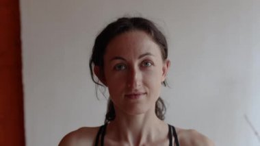 sağlıklı ve güzel vücut konsepti. Güzel esmer kadın meditasyon yapıyor, evde yoga yapıyor. Formda ve sağlıklı kalmak.