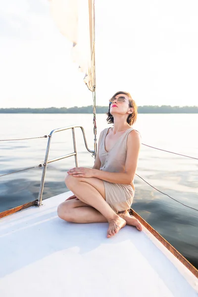 Mladá Dívka Odpočívající Jachtě Cestovní Jachting Koncept — Stock fotografie