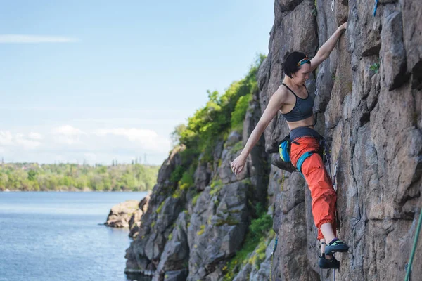 Fille Est Engagée Dans Escalade Bord Eau Grimpeur Surmonte Une — Photo