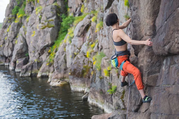 Fille Est Engagée Dans Escalade Bord Eau Grimpeur Surmonte Une — Photo