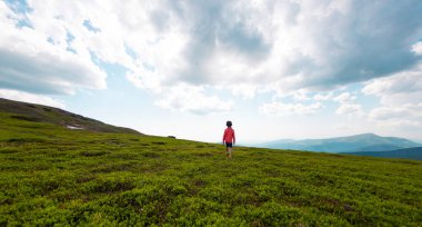 Çocuk dağ yolunda yürüyor. Doğada dinlenmek. Çocuk kampı