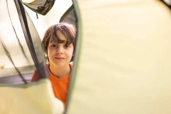 Ein Junge Blickt Aus Einem Zelt Ein Kinderporträt Ein Kind — Stockfoto
