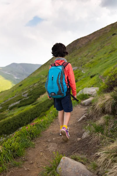 Pojke Med Ryggsäck Promenader Längs Bergsstig Vila Naturen Barnläger — Stockfoto