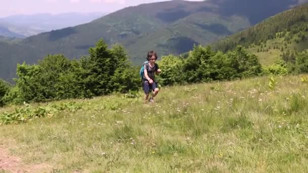 Junge Mit Rucksack Läuft Auf Bergpfad Ruhe Der Natur Kinderlager — Stockvideo