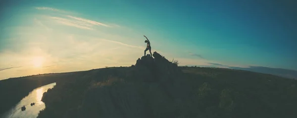 崖の上の女性 山の上の女の子のシルエット 美しい場所での日没 絵のような場所への旅行 — ストック写真