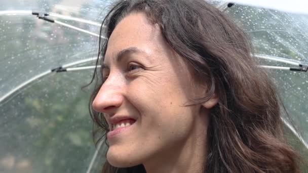 Fille Souriante Sous Parapluie Vidéo Ralenti Femme Sans Maquillage Sous — Video