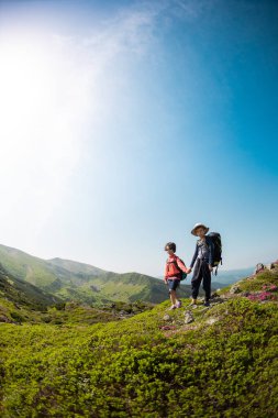 Dağlarda yürüyüş yapan iki kardeş, sırt çantalı çocuklar dağ yolunda yürüyorlar, çocuklarla açık hava aktiviteleri, kardeşiyle bir çocuk, kardeşiyle birlikte seyahat ediyorlar.