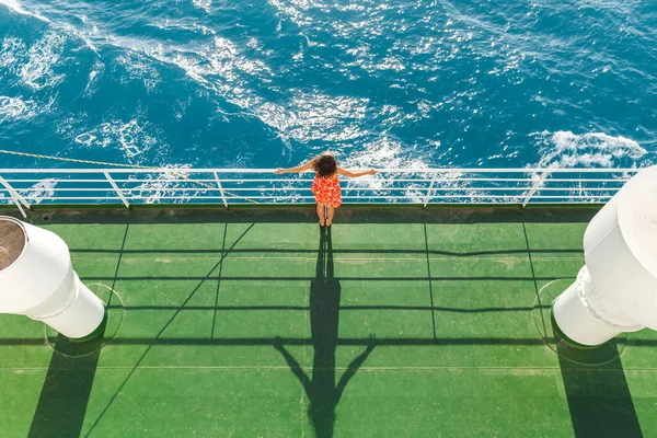 Woman Sailing Ship Girl Summer Dress Standing Deck Cruise Ship — Stock Photo, Image