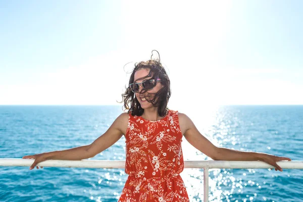 Счастливая Девушка Красном Сарафане Плавает Корабле Летний Океанский Круиз Летний — стоковое фото