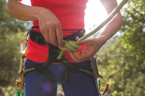 Ein Bergsteigermädchen Bindet Sich Mit Einem Seil Gurtzeug Fest Den — Stockfoto