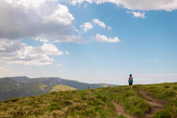 Wandelen Bergen Met Een Kind Jongen Met Rugzak Wandelingen Langs — Stockfoto