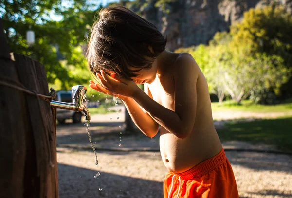 Cansada Calor Criança Lava Rosto Com Água Uma Torneira Pátio — Fotografia de Stock