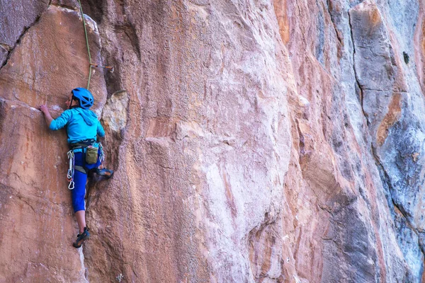 Eine Frau Mit Helm Erklimmt Einen Schönen Blauen Felsen Kletterschutzausrüstung — Stockfoto