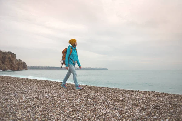 Chica Camina Largo Playa Durante Una Tormenta Viajando Solo Paseo — Foto de Stock