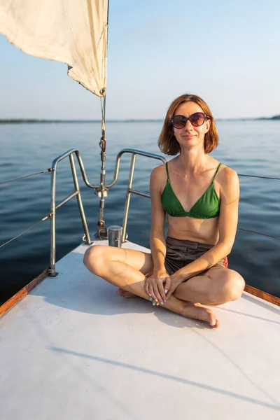 ヨットで休んでる若い女の子 旅とヨットのコンセプト — ストック写真