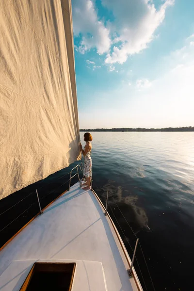 Viajar Yate Chica Para Proa Nave Mira Distancia Descanso Cubierta — Foto de Stock