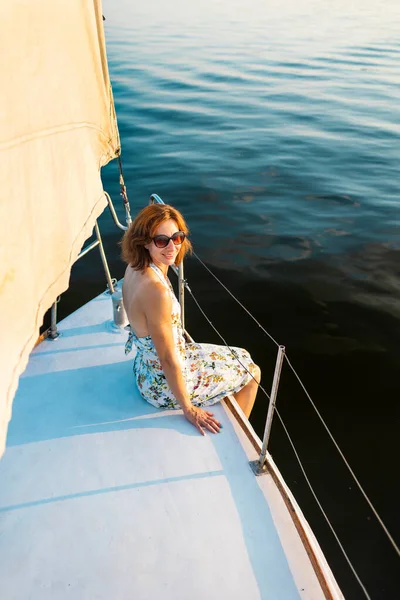 Fiatal Lány Pihen Egy Jachton Utazási Jachtozási Koncepció — Stock Fotó