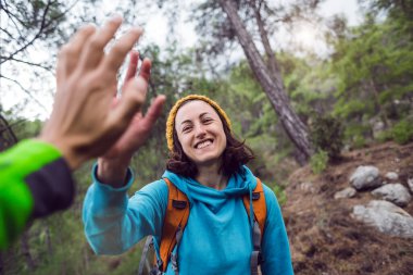 Sırt çantalı bir kadın arkadaşını karşılar, bir kız beş dakika verir, birlikte dağlara bir gezi, ormanda bir yürüyüş..