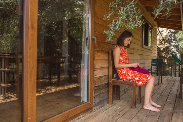 Mujer Teje Veranda Casa Chica Teje Sombrero Haciendo Costuras Casa — Foto de Stock