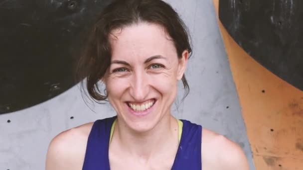 Retrato Uma Menina Sorridente Durante Treinamento Uma Parede Escalada Escalada — Vídeo de Stock