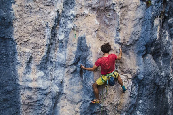 Hombre Fuerte Trepa Una Roca Fuertes Músculos Espalda Escalada Roca —  Fotos de Stock