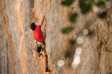 Bir adam ekstrem sporlarla meşgul, bir dağcı Türk kayaları, gücü ve dayanıklılık eğitimi alıyor