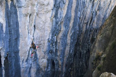 Güçlü bir kız kayaya tırmanır, Türkiye 'de kaya tırmanışı yapar, dayanıklılık ve dayanıklılık eğitimi alır, aşırı spor yapan bir kadın, dağcı doğada eğitim görür..