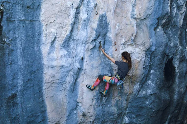 Uma Menina Forte Sobe Uma Rocha Escalada Turquia Resistência Força — Fotografia de Stock