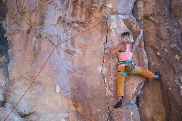 Ein Starker Kletterer Erklimmt Einen Felsen Eine Frau Trainiert Kraft — Stockfoto