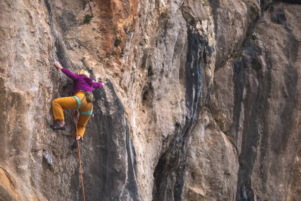 Dívka Trénuje Sílu Vytrvalost Skalách Lezení Přirozeném Terénu Horolezec Překonává — Stock fotografie