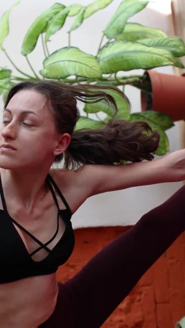 这个女孩正在练瑜伽 运动和健康的生活方式 瑜伽课在宽敞的工作室里 — 图库视频影像